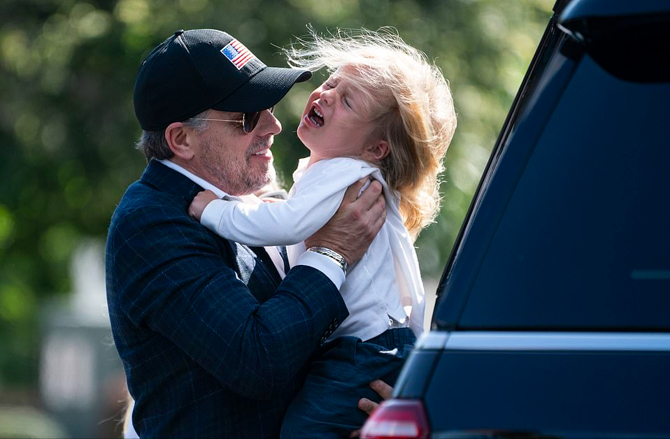 拜登全家齐聚白宫阳台庆祝国庆!亲吻夫人好浪漫,3岁小孙子萌翻