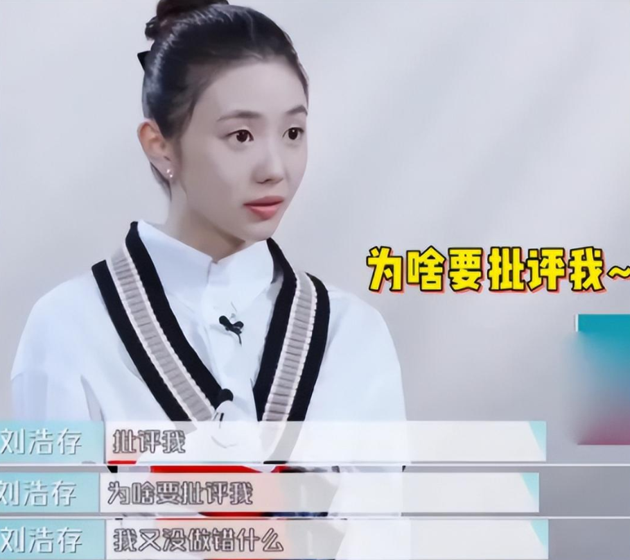 00后刘浩存美到了香港!穿挂脖裙与李玉刚合唱,同框成龙清纯可人