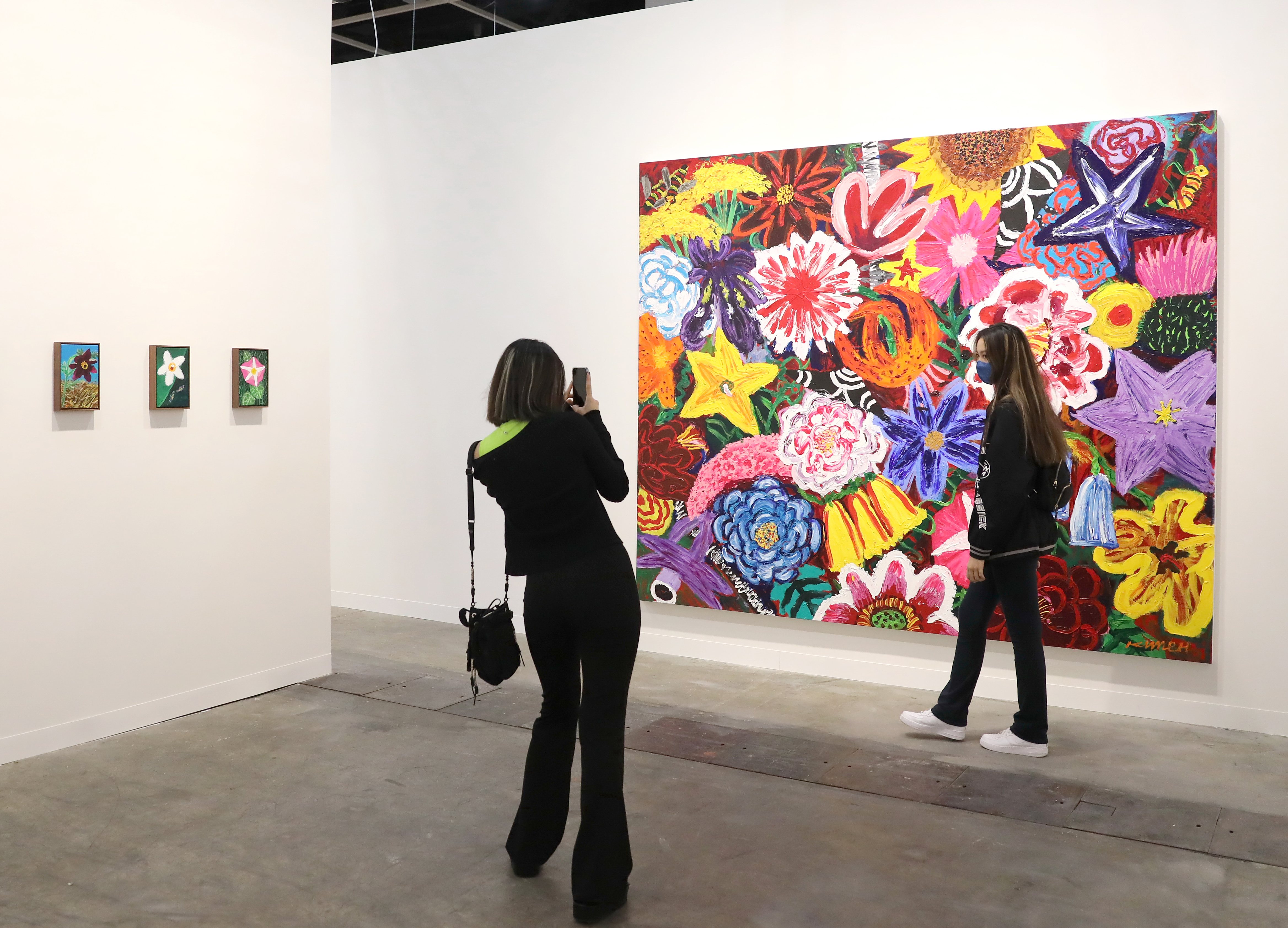 巴塞尔艺术展香港展会开幕 百余家国际艺廊亮相(2)