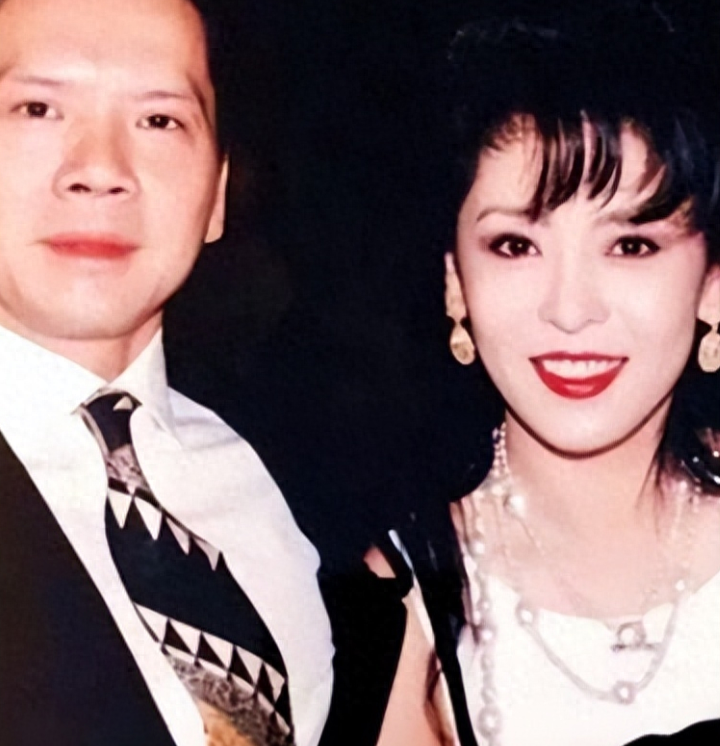 作为富豪的向华强的太太陈岚,虽然我们现在看到的她是这样的,看起来很