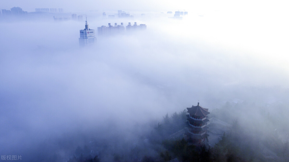 阳泉笼罩在浓浓的云雾中,城市标志性建筑南山公园凌云阁伫立山城