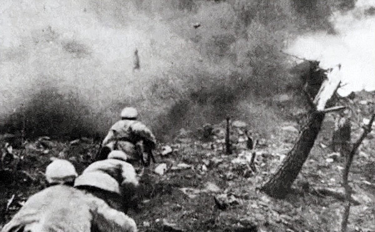 连长被调往师部当排长本是降级任用一看部下把他乐坏了