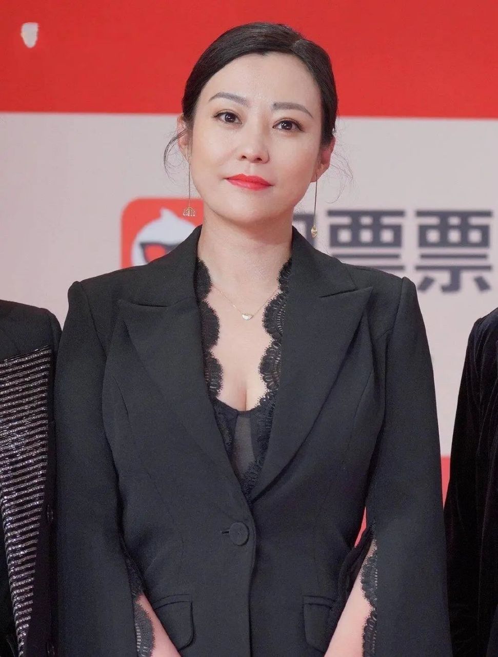 郝蕾,这位45岁的演员,以她的演技和职业精神深受观众喜爱.