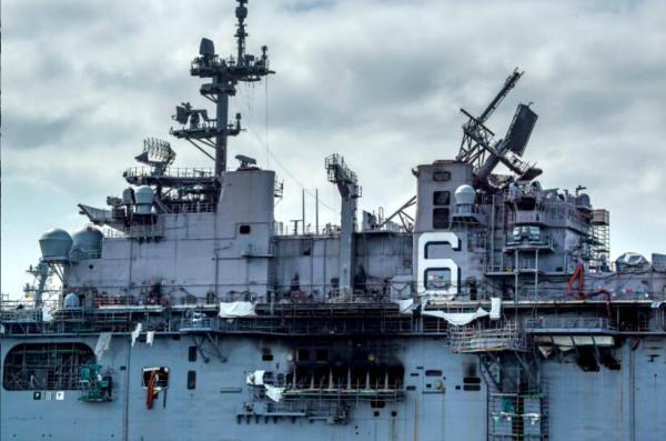 美军决定让起火准航母直接退役报废,此前曾燃烧近5天