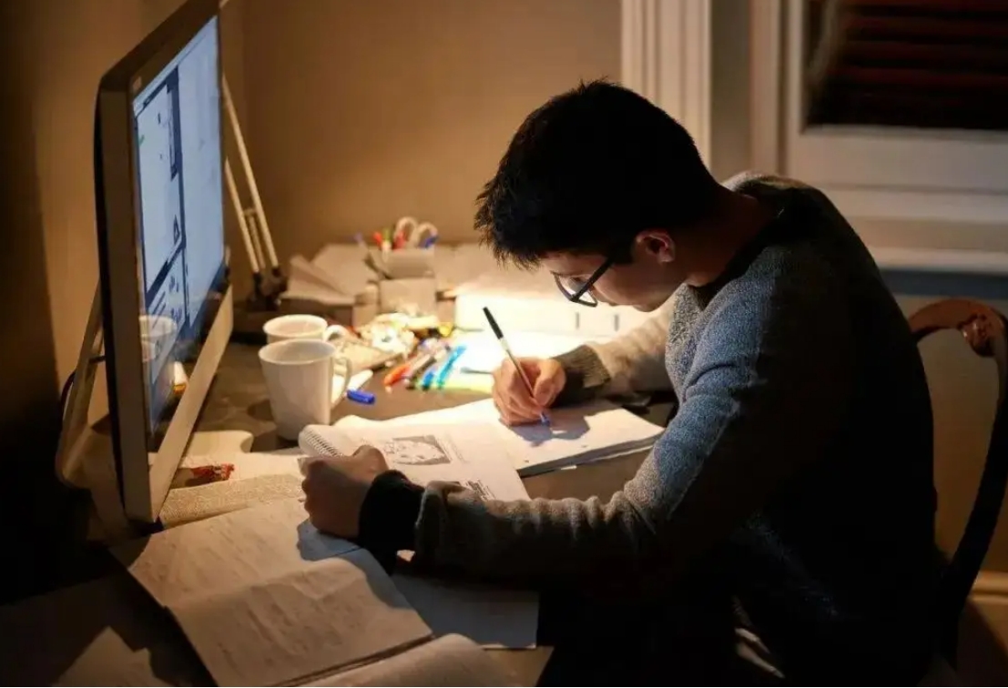 郑州一女大学生上网课犯迷糊,胡乱打字发群里,醒来才知被踢出群