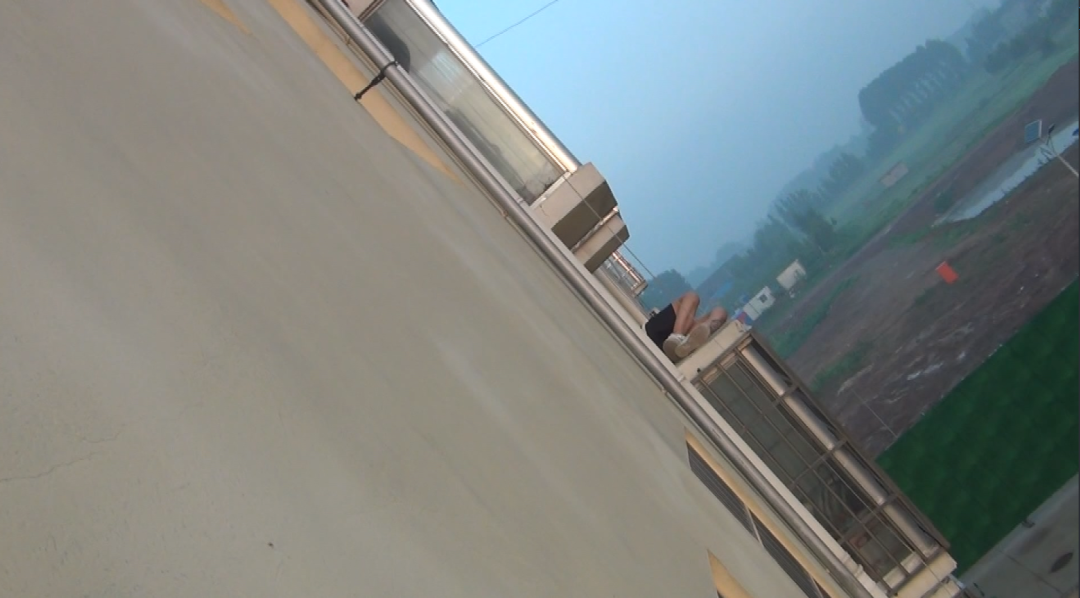 热点|真是醉了！男子酣睡4楼空调外机平台，吊在半空还在猛踹消防员