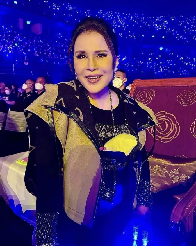 71岁乌汶叻公主看演唱会!扎起马尾辫穿时髦服装,冻龄显嫩有品位