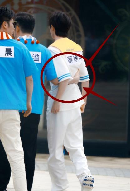蔡徐坤是隐藏的"臂弯腰",当沙溢搂住他腰那刻,网友:担心会折