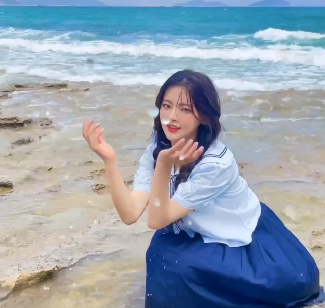 杨超越海边造型太绝了,麻花辫蓝色水手服很治愈,美貌再次出圈!