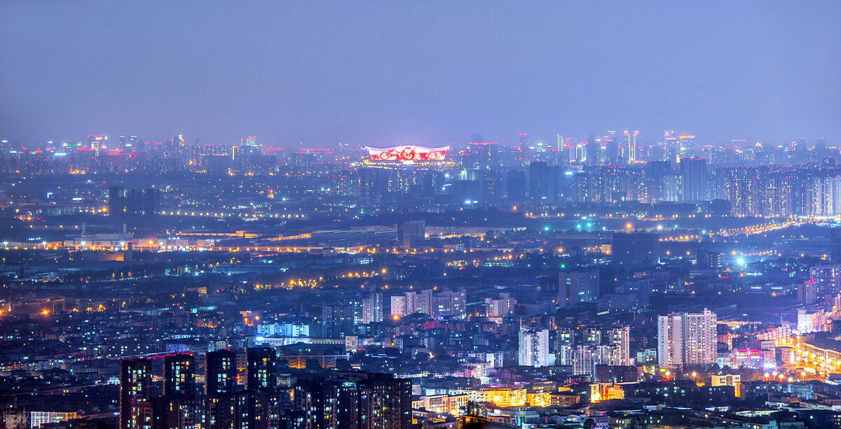 四川成都,龙泉山眺望成都市区环球中心夜景