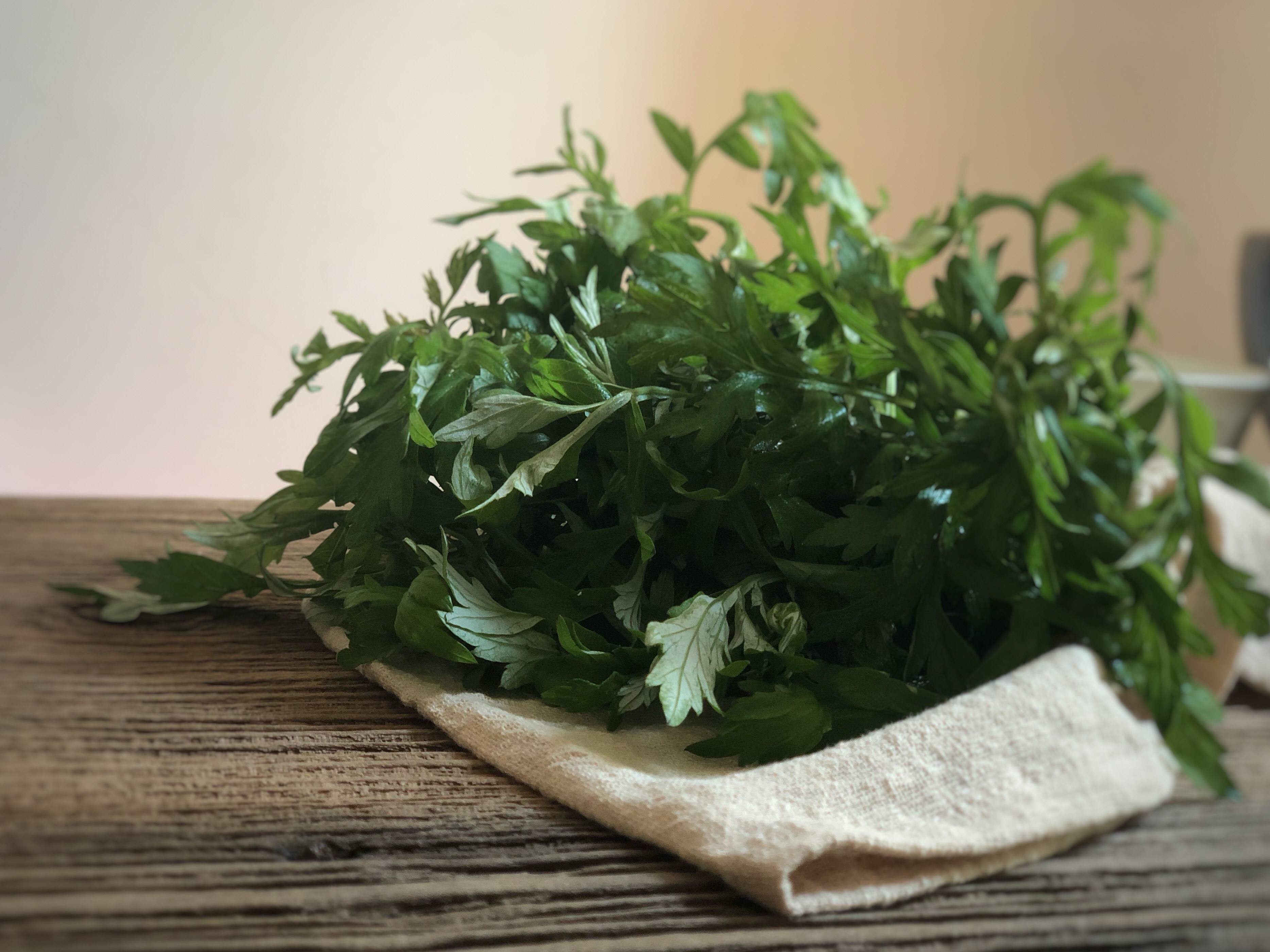 广东一女子,经常用艾叶煮水洗头,半年后,有什么变化