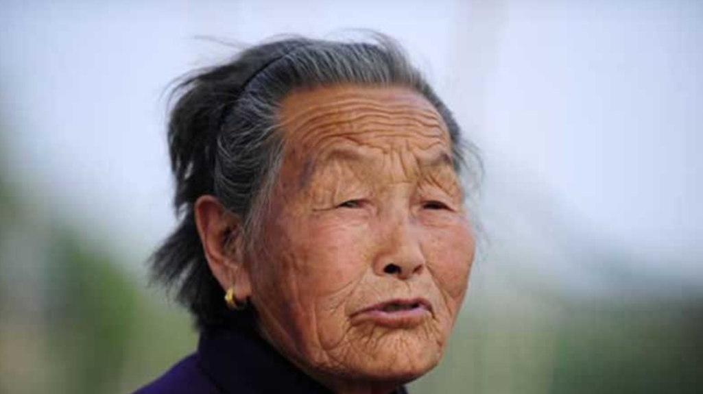 回顾湖北陈秀英:遵从父母意愿嫁表哥,生下3个"猴娃",50年没出村