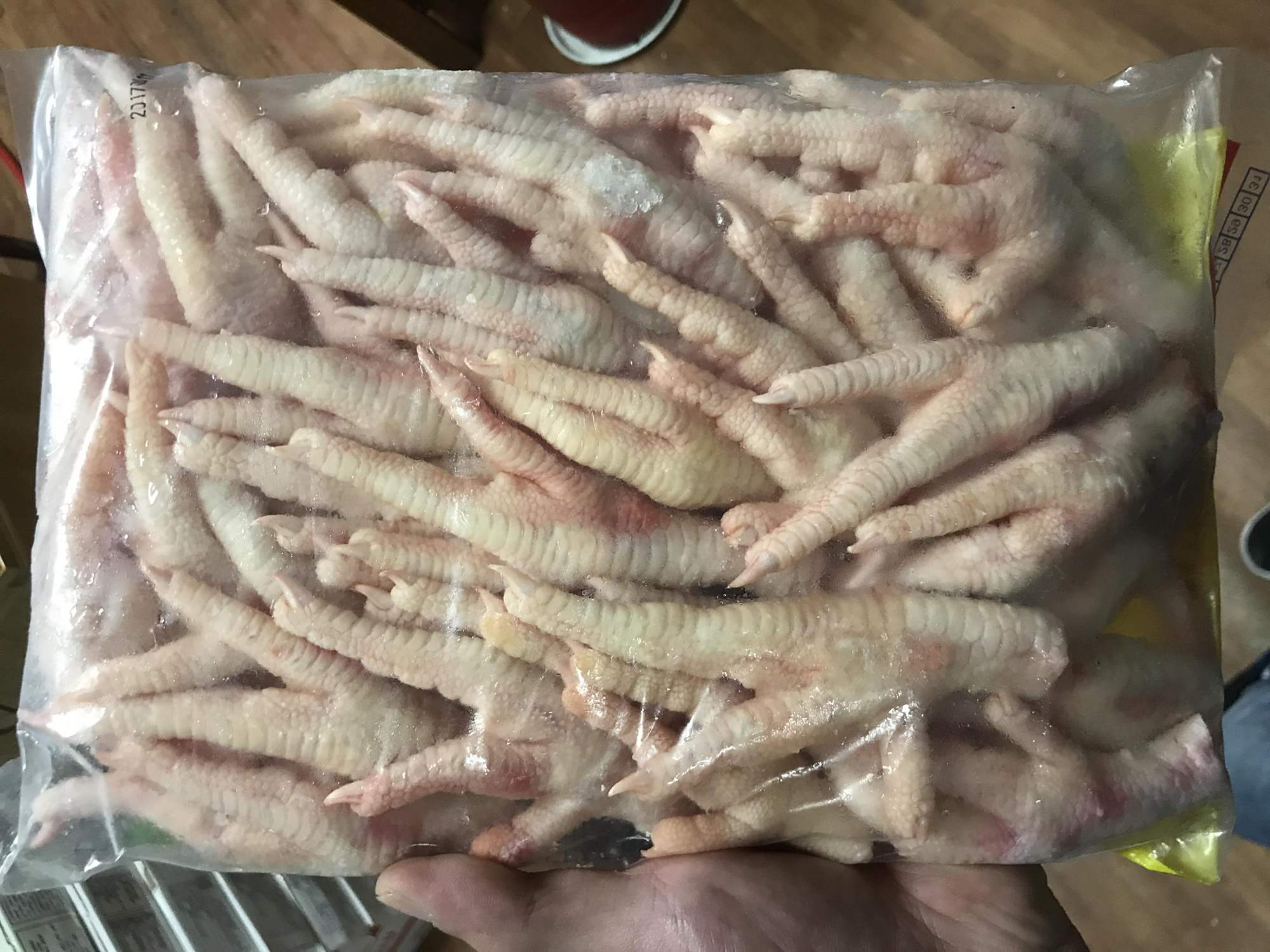 超市"冰冻鸡爪"都是哪里来的?销售人员说漏嘴,听完决定买不买