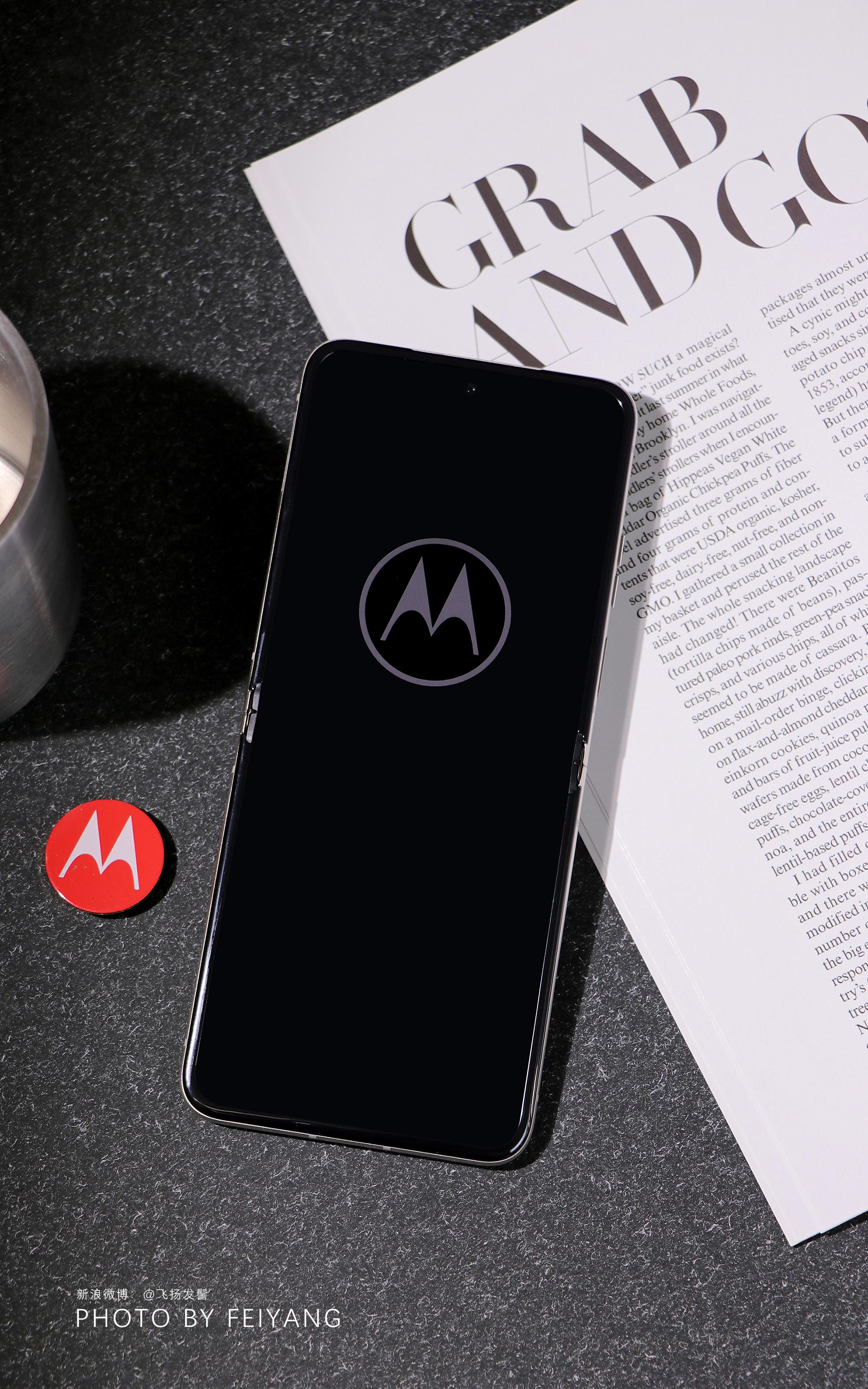 更轻更薄内敛大气的摩托罗拉新品moto razr 40图赏