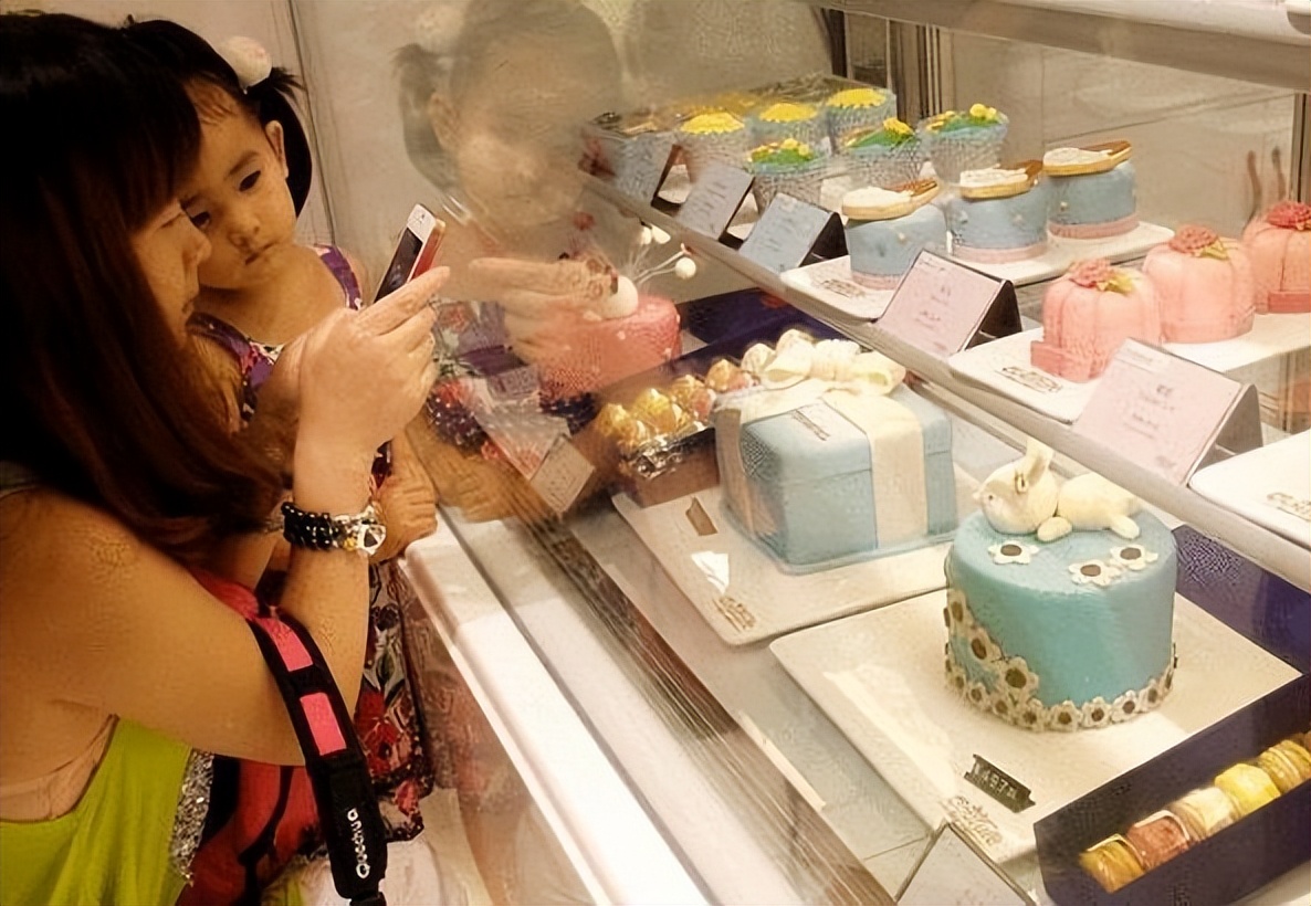 给孩子买蛋糕边角料吃,丢人吗?直击工薪阶层家庭"暗伤"