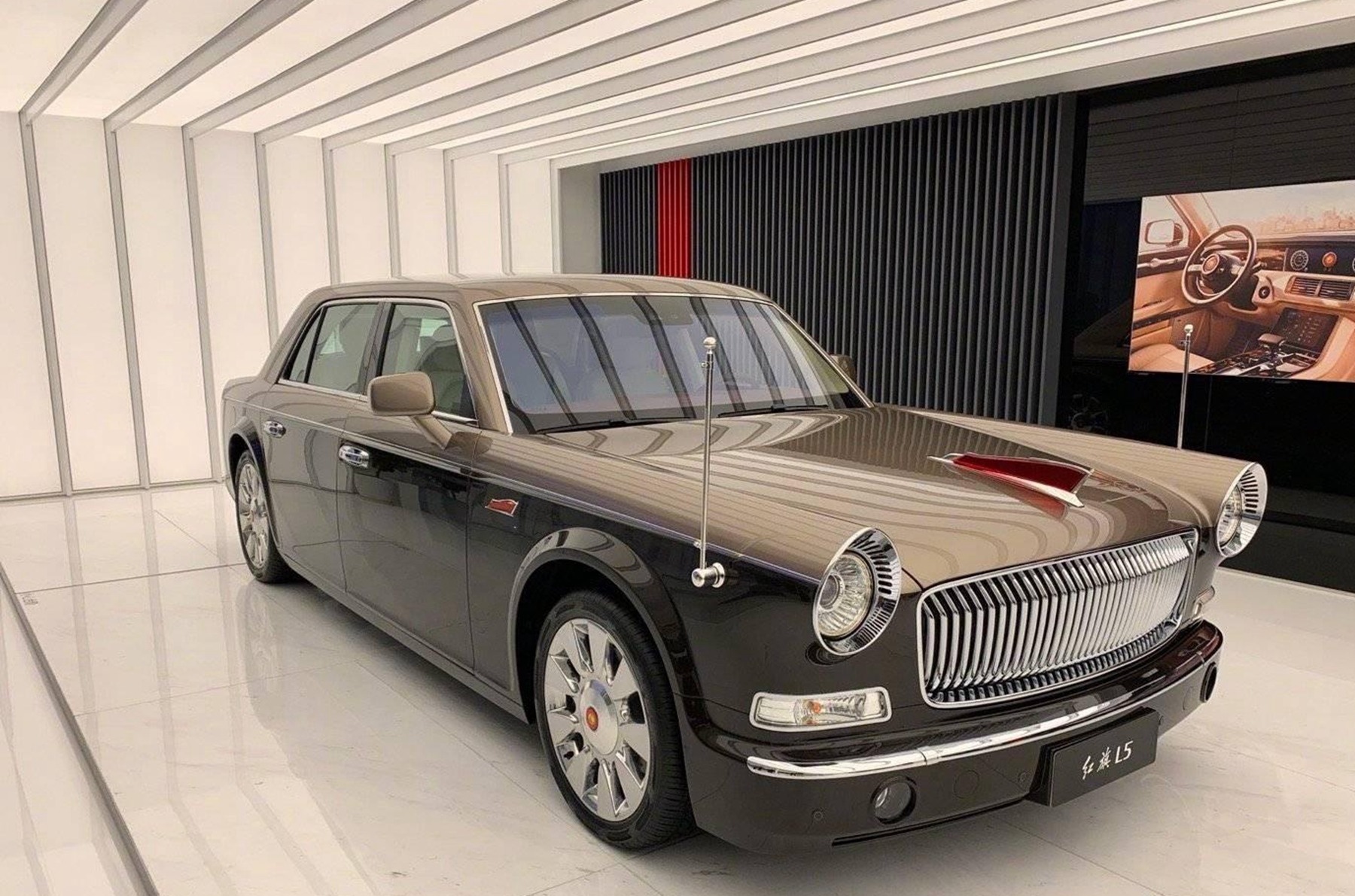 山东一辆红旗l5"火了",高速上车头挂红旗,车牌让人肃然起敬