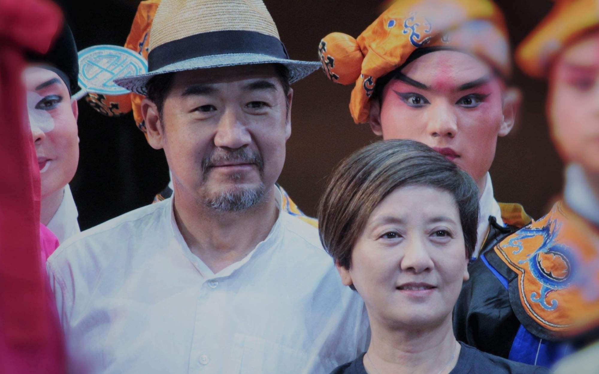 63岁的张国立老来得子!一家五口的合照传出.网友直呼:真温馨