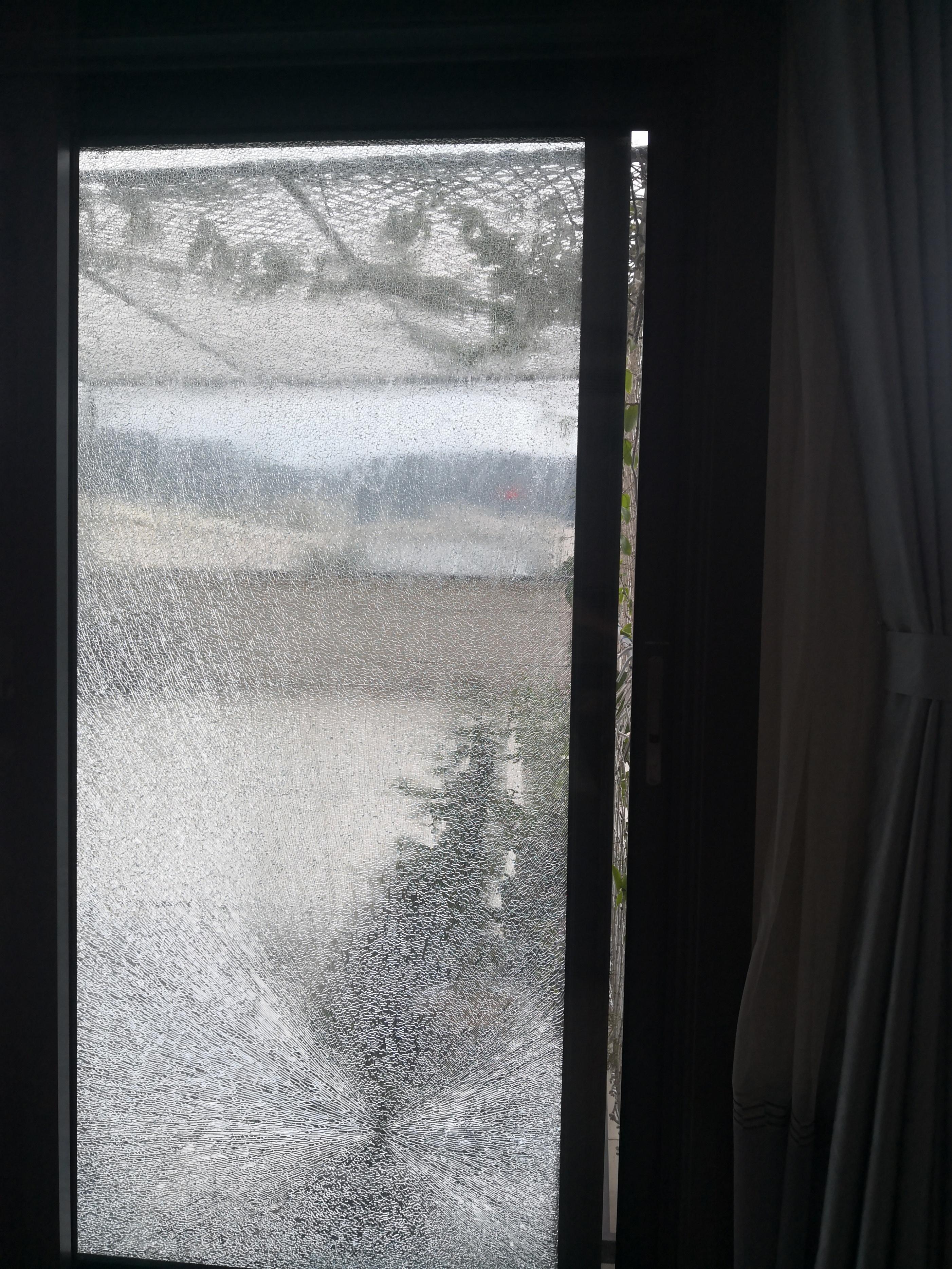 福州一居民家钢化玻璃热到爆炸?汉森门窗称已过两年不予负责