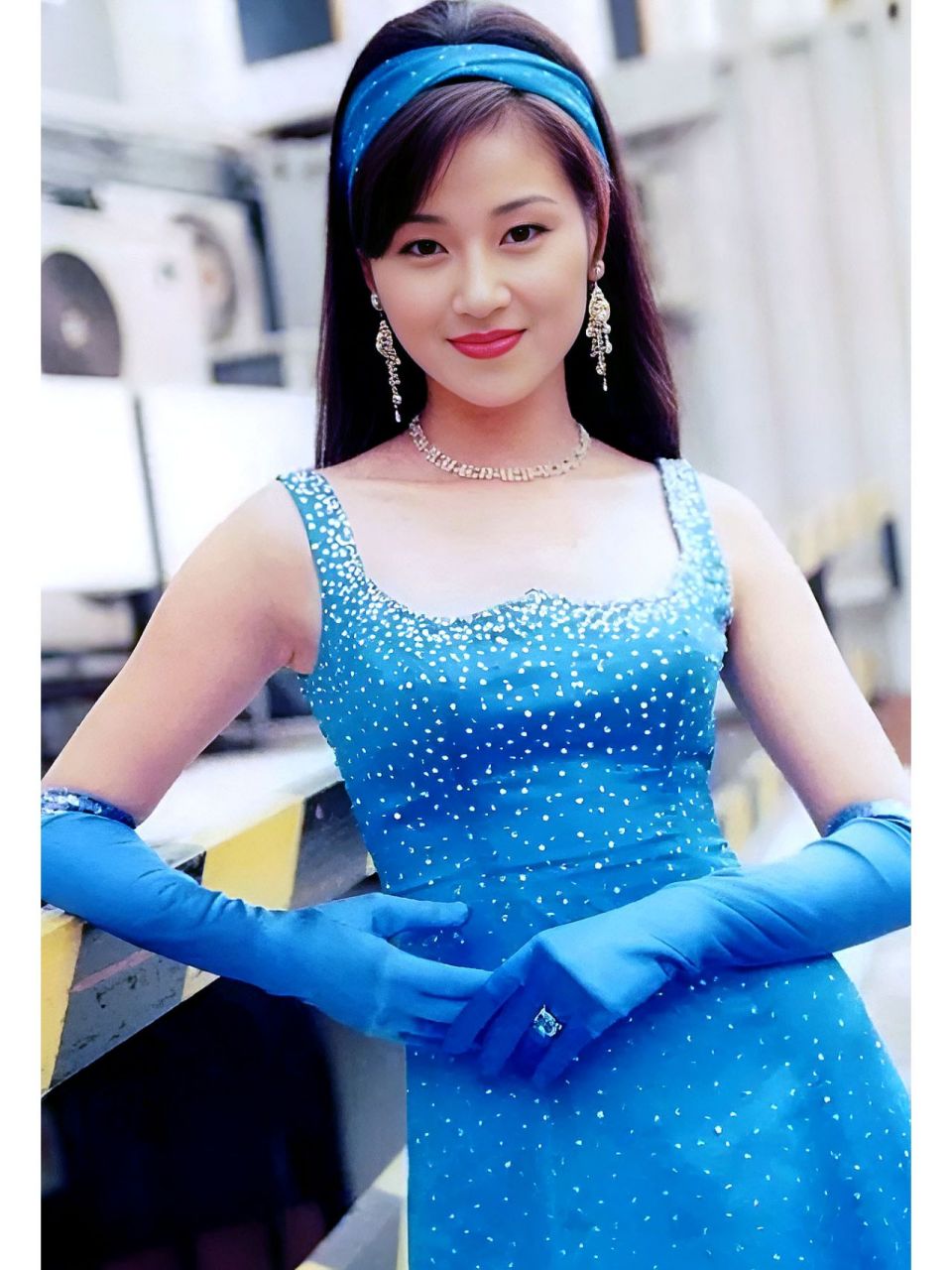 身高171的万绮雯凭借一双42村的大长腿被当时媒体封为"香港第一美 ""