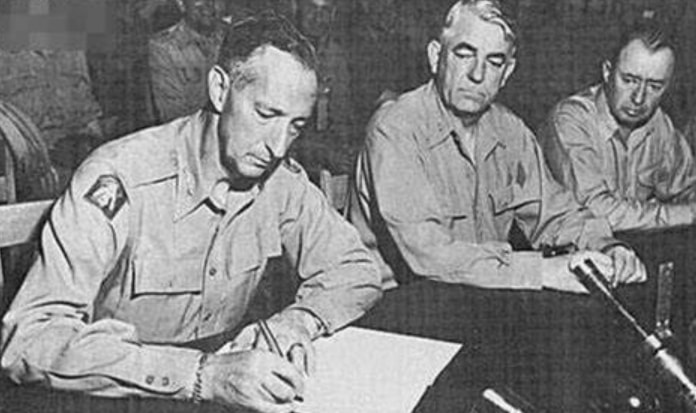 中美朝鲜开城谈判,旗帜顶到房顶,美国投降方位,挂白旗入场