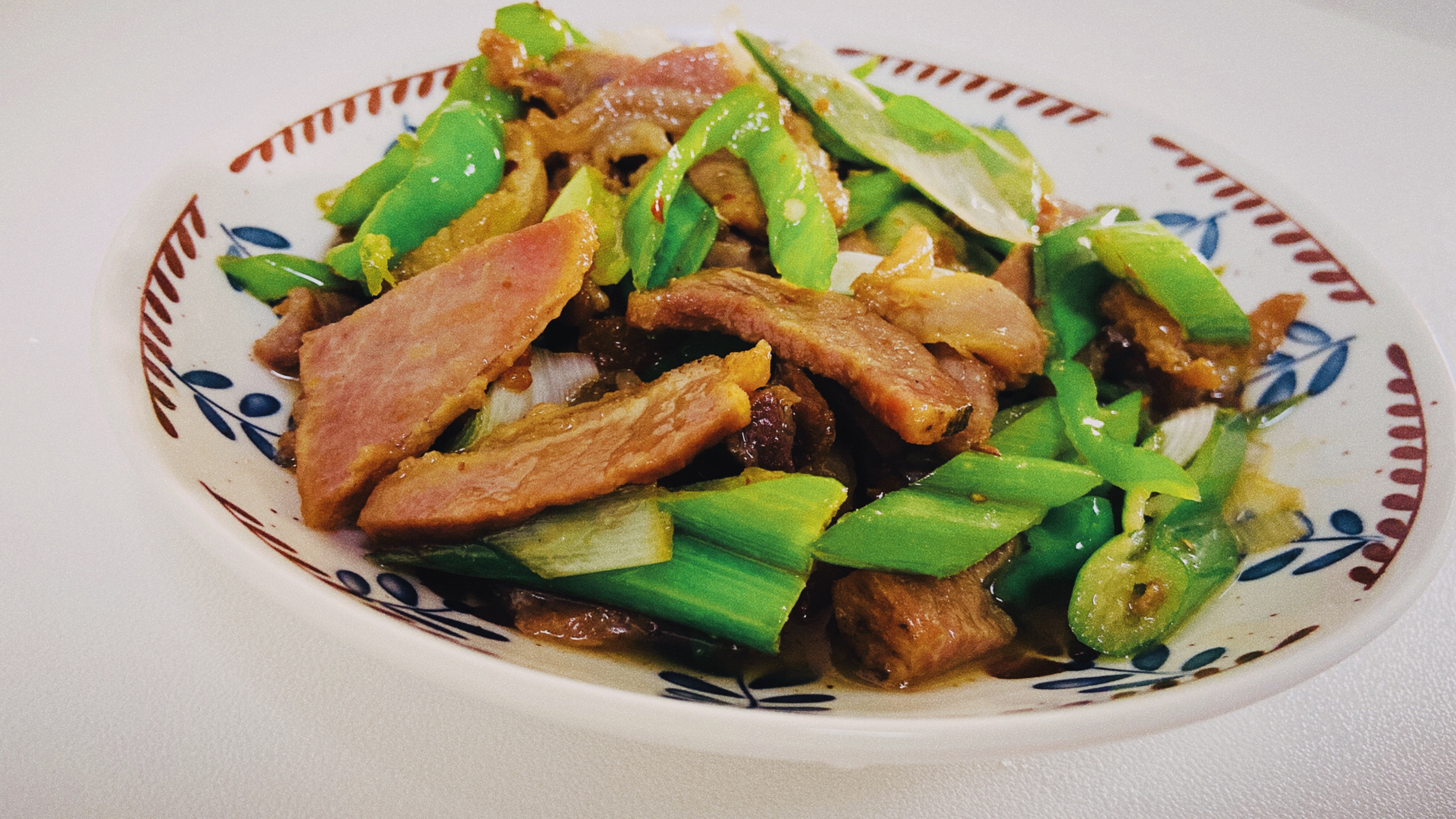 翻冰箱时发现一块咸肉,加点青椒大葱炒一下,很下饭