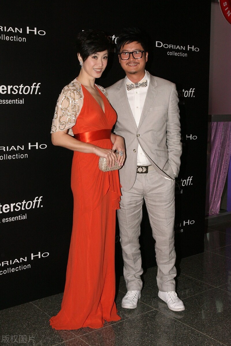 "短发女神"陈法蓉,抹胸裙配小外套复古雅致,立体身材很吸睛