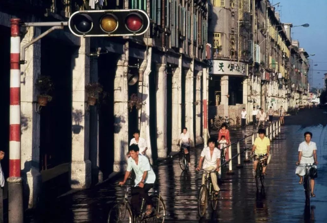 20万张中国从未公开的老照片,竟被这个日本人偷偷记录下来!