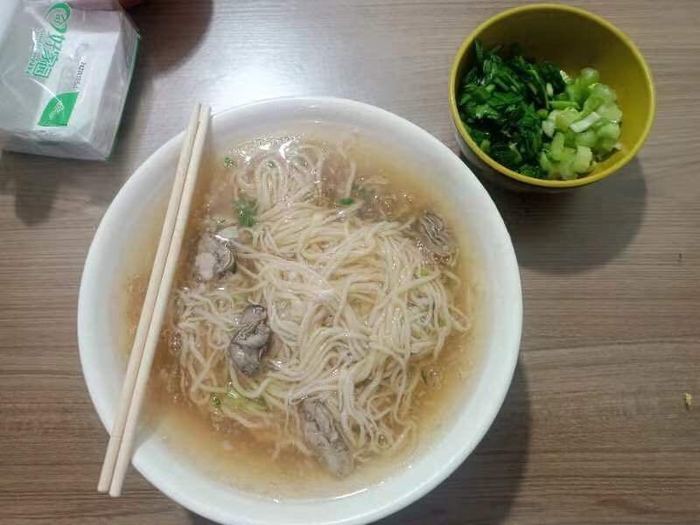 5元一大碗,蓬莱海蛎子面火了,面馆老板:这叫蓬莱小面,当地都是这个