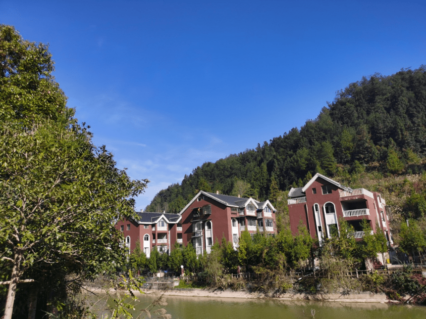 丰都·方斗山映月湖避暑房怎么样?海拔1200米森林覆盖率约90%以上