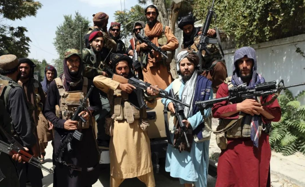 塔利班特种部队发起反击,美国人的怒火被点燃了,外媒:终极羞辱