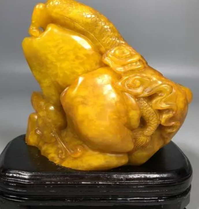 2010南京一位大爷捡到一块绿冻石,定价500万,至今也没成功卖掉