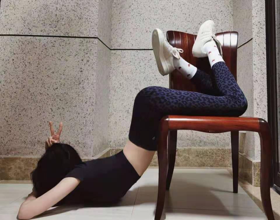 穿紧身裤凹姿势秀漫画腰,翘臀却更抢镜,杨幂身材有多火辣