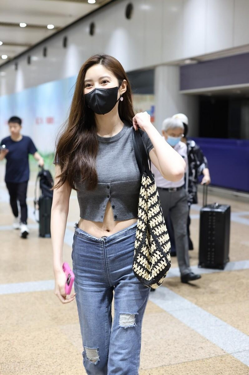 吴优穿修身牛仔裤身材尽显,肩挎针织包包时尚精致 2023年7月18日,北京