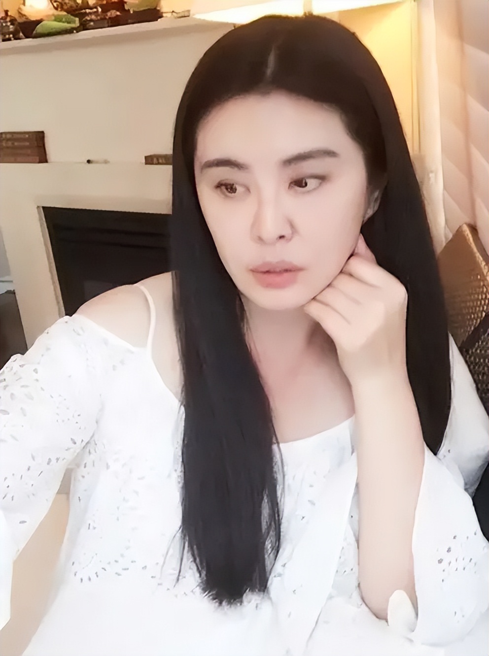 王祖贤终究是没抗住岁月,素颜生图下太显龄了,但气质仍高级