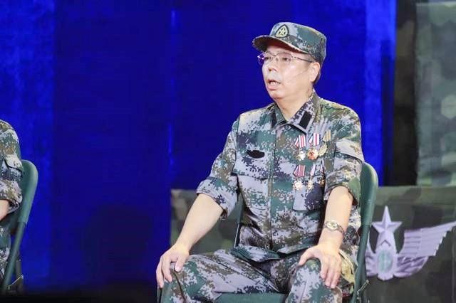 时任"老山主攻团"第118团1营1连4班班长的陈洪远,带领队伍行进至越军