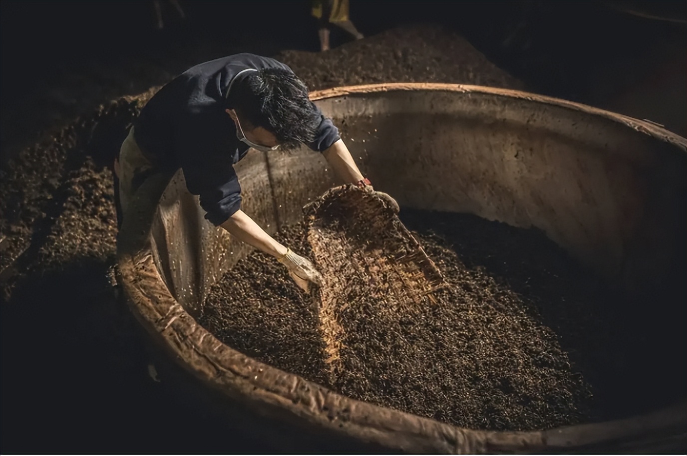 茅台酿造车间现场照片,意外爆出引热议,网友:难怪员工不偷喝