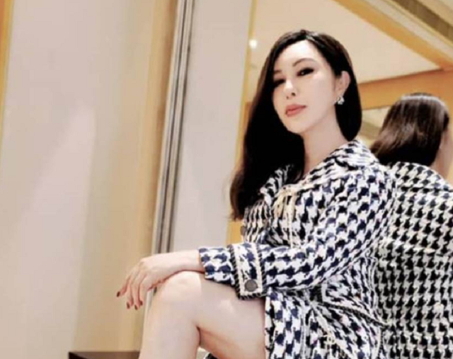 女星利菁与小14岁老公秀恩爱,一起拍甜蜜照片,两人结婚19年