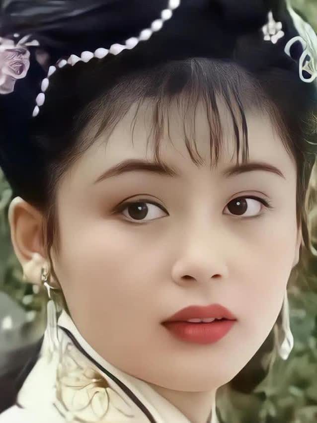 陈红年轻的时候,被称为"大陆第一美女".长的柳叶弯眉,明眸皓齿.