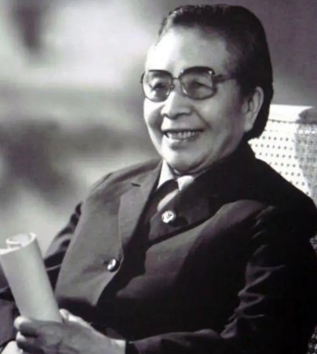 邓六金:27岁嫁给39岁丈夫,伉俪情深,丈夫正部级,长子正国级