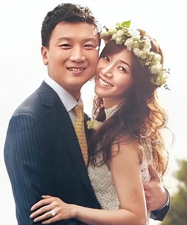 侯佩岑结婚11周年,玫瑰花蛋糕,身穿璀璨红钻,雍容华贵