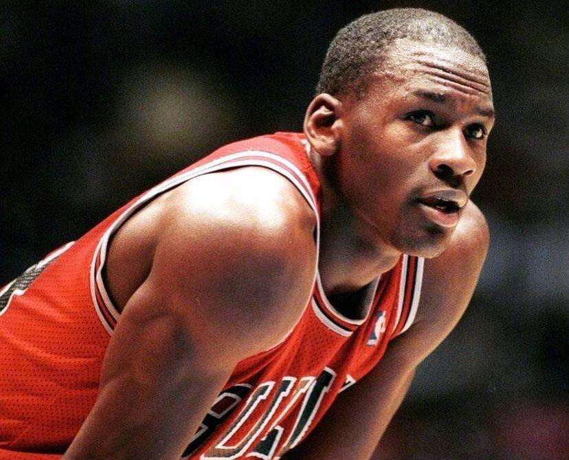 耐克向菜鸟乔丹提出了三个高难度的续约要求,乔丹完成了几个?