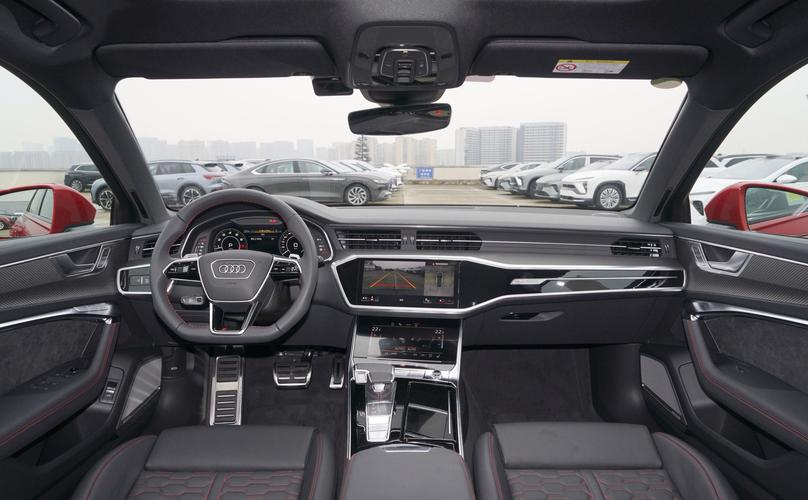 奥迪rs6三厢版实拍图发布,超越布加迪威龙的速度与豪华!