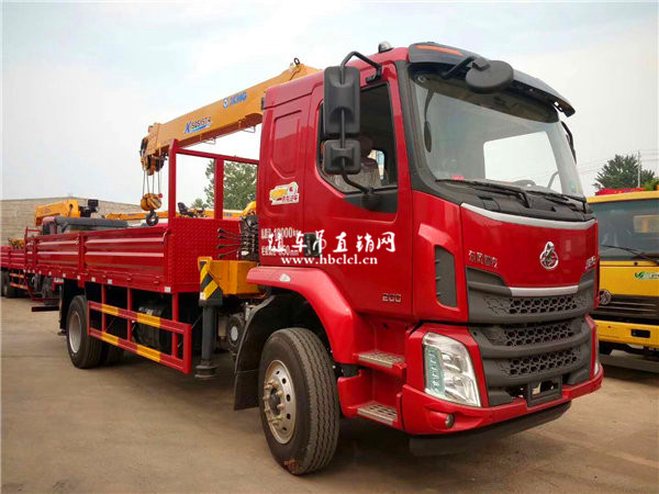 柳汽乘龙m3徐工6.3吨随车吊货箱5米8