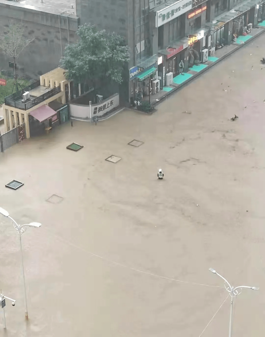 河南新乡现特大暴雨比郑州的更大 网友称小区内最深到胸口