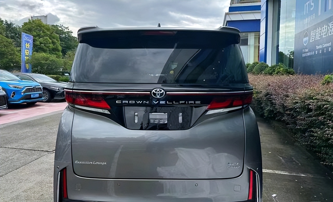 皇冠全新mpv街头亮相!豪华外观搭载2.5混动 四驱,车头霸气十足