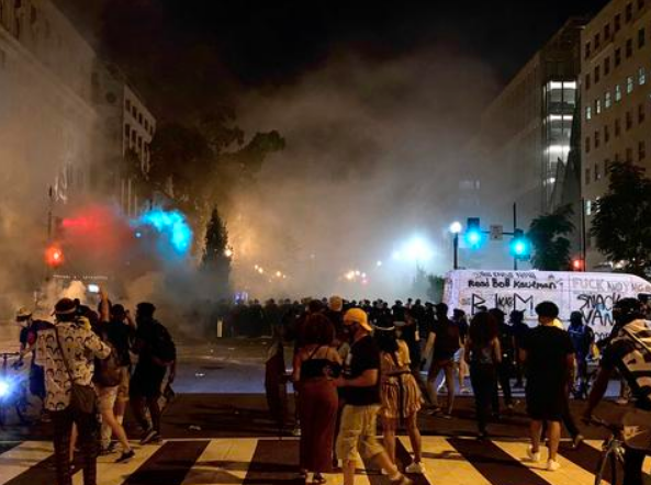 |白宫外数百名示威者发起抗议，浓烟弥漫暴力升级