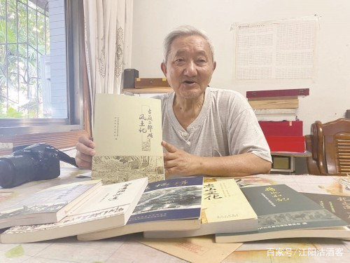 泸州董代富  不计功利完成地方史书《古蔺二郎风土记》