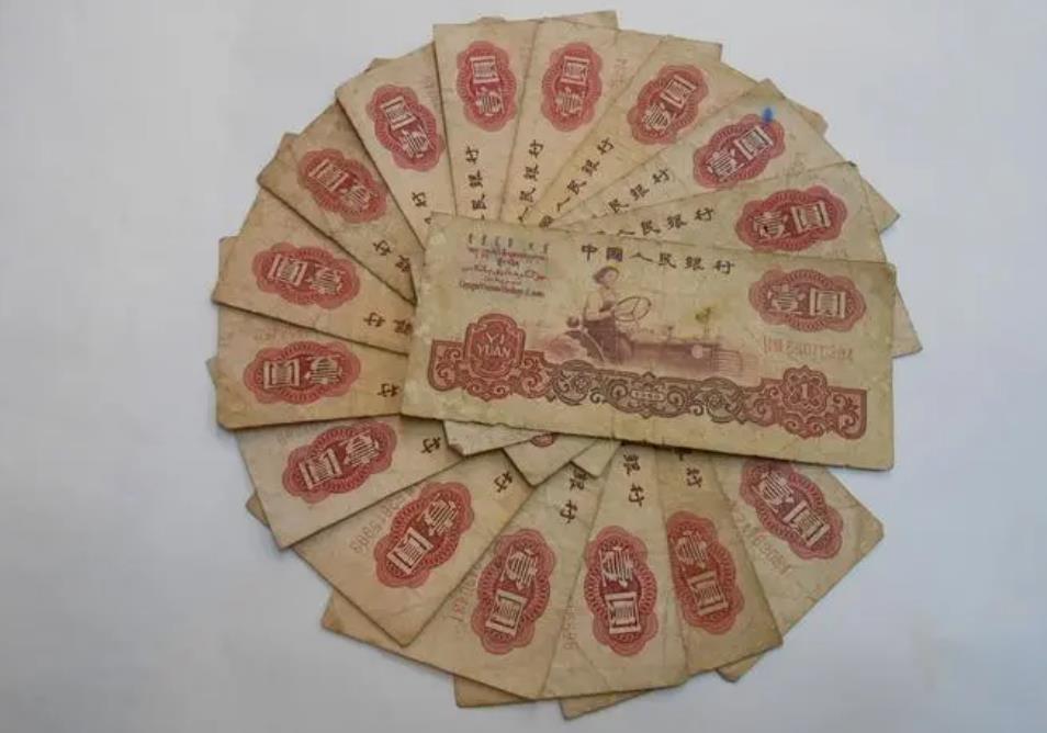 这张红1元谁家还有,价值1.3万,号码还带4和7,就是品相好!