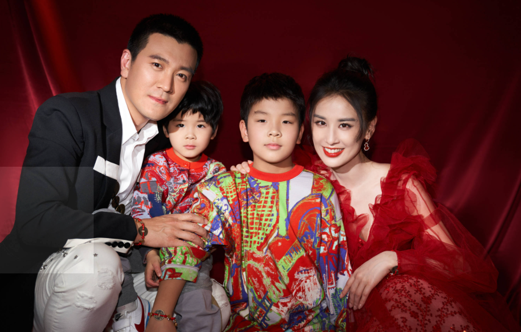 黄圣依与幼子单独约会,小腹隆起疑怀三胎,网友指责偏心逼其打胎