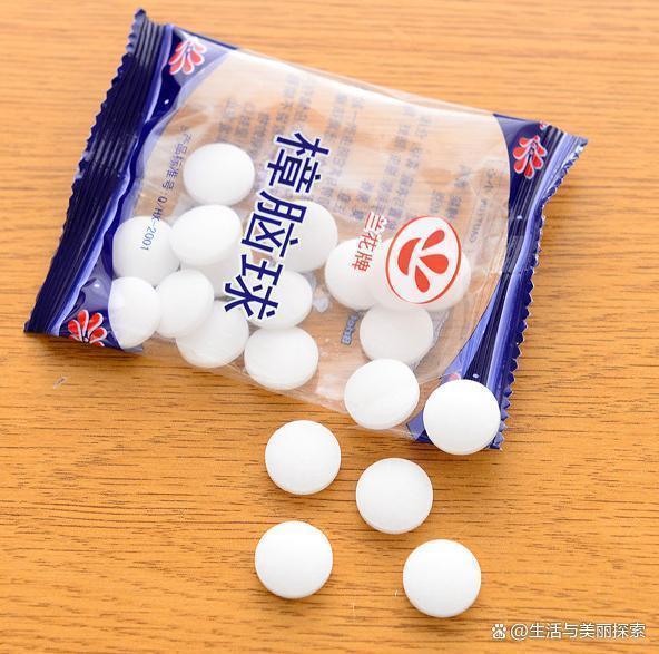 蟑螂屋结构简单,就是一块纸板,中间贴上强力胶纸,再放上蟑螂引诱剂.